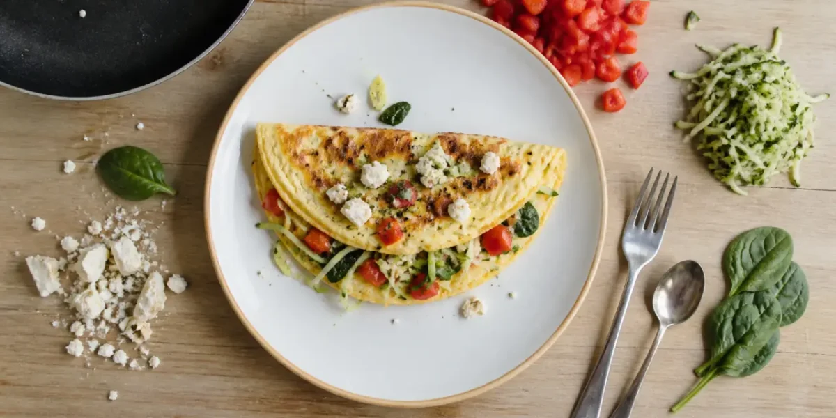 Omelette healthy aux légumes et feta, vue de dessus
